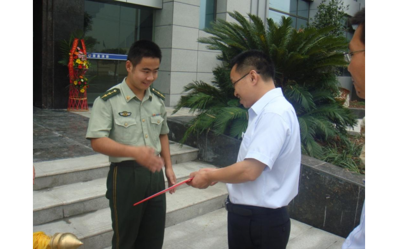 炎炎夏日送清凉，谱写军民鱼水情