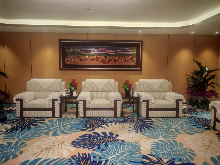 三亚亚沙会开幕式场馆主席台桌椅和贵宾接待室沙发。