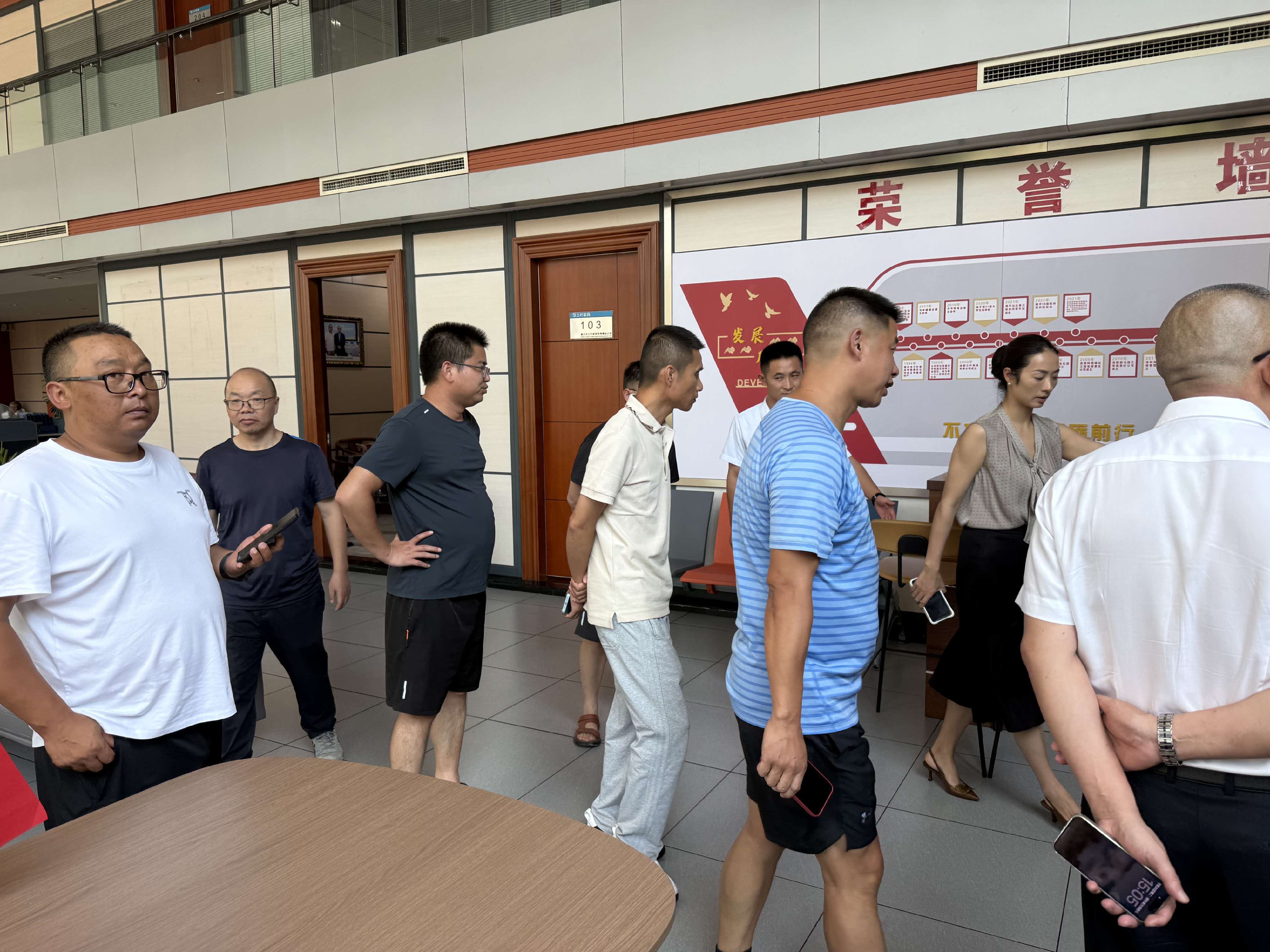 成都新津普兴中学老师来三叶参观学生椅子