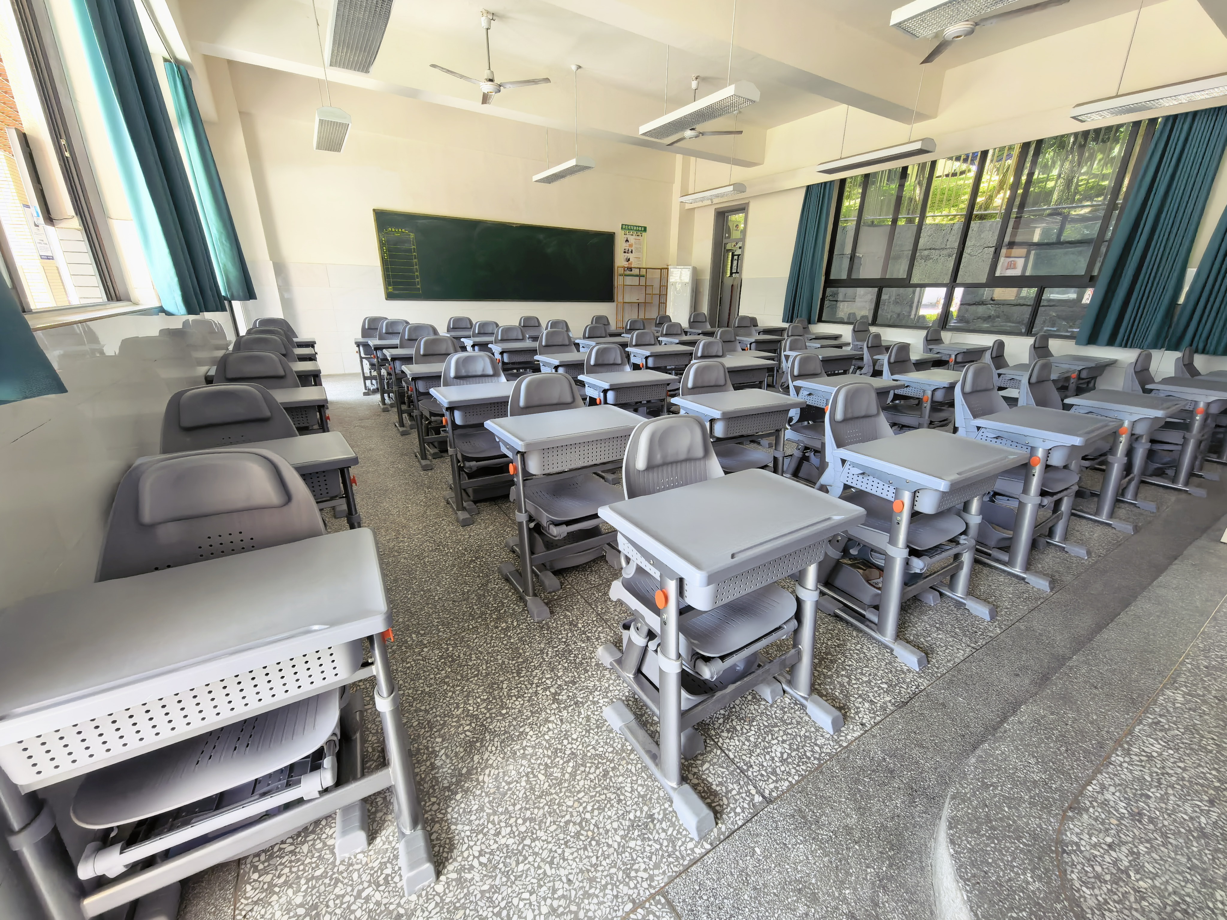 匠心筑校园 品质启新程&mdash;&mdash;成都某重点中学家具项目圆满完成安装交付